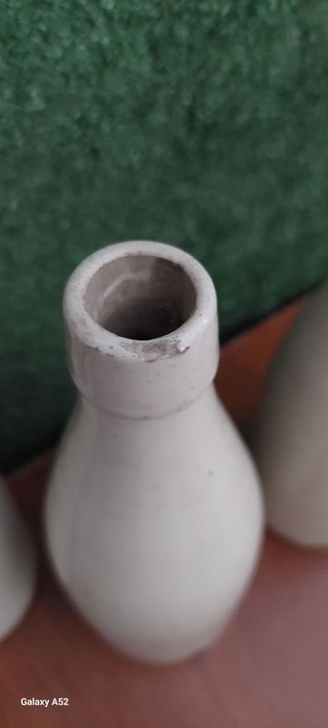 Tres botellas antiguas de cerámica blancas - imagen 5