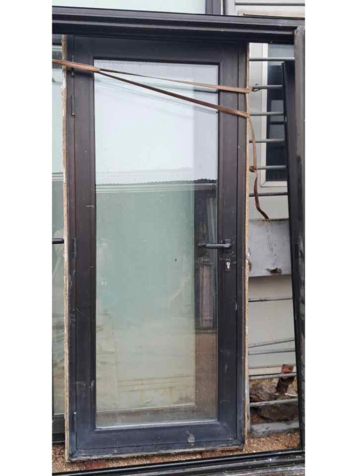 Puerta de Exterior con Marco y Vidrio