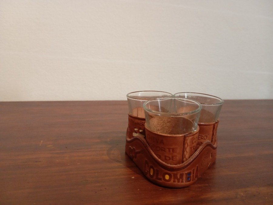 Lote siguiente: Gorras de tres tragos con soporte de cuero