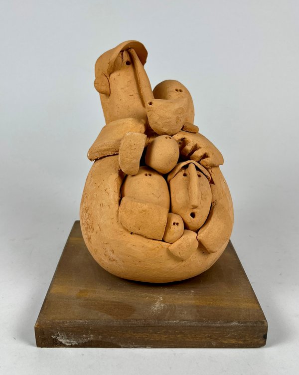 Escultura "Personaje con elementos" de Juan Cavo en Cerámica - 16 cm