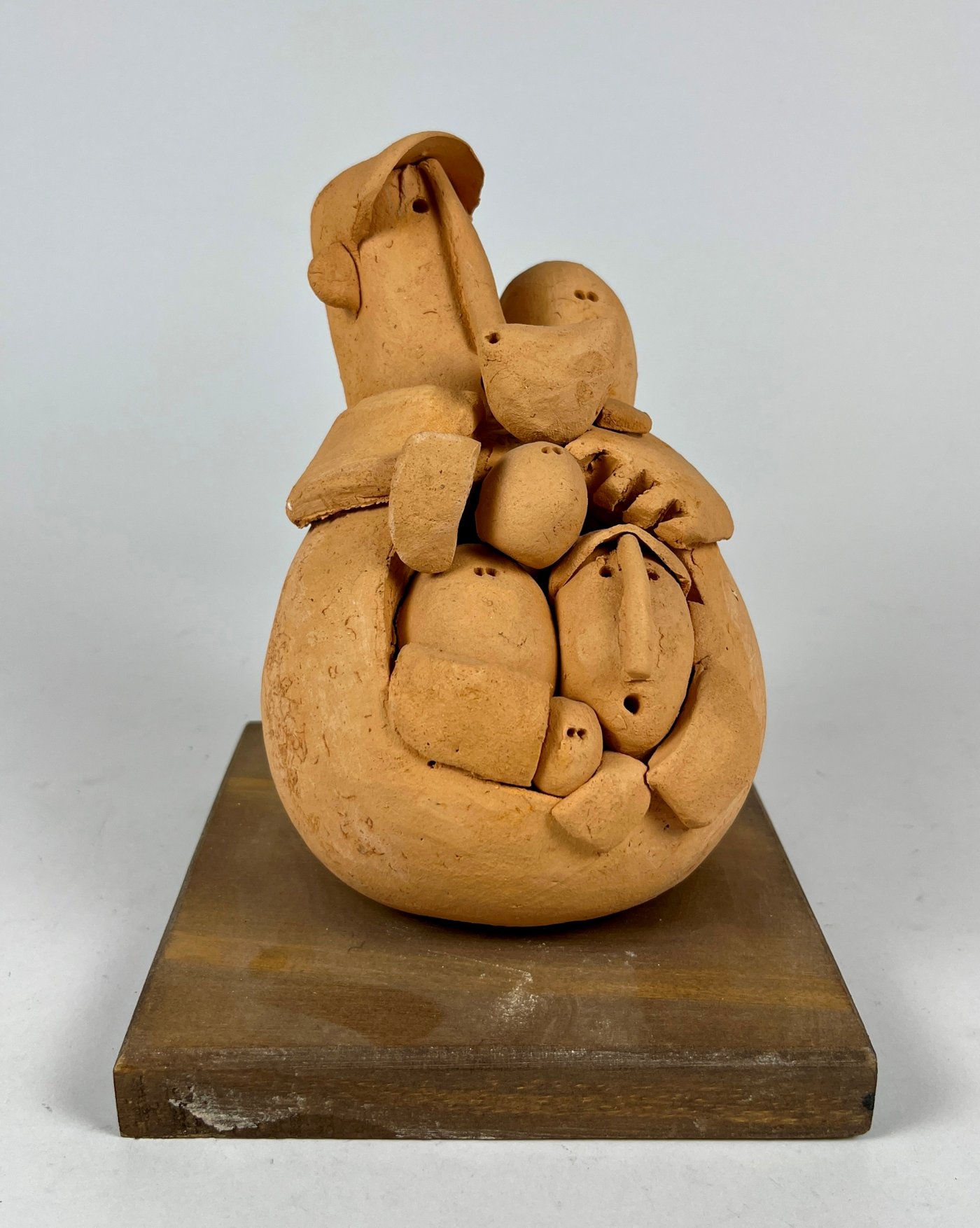 Escultura "Personaje con elementos" de Juan Cavo en Cerámica - 16 cm