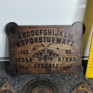 Tabla Ouija de Madera con 4 Piezas y Diseño de Polilla - imagen 2