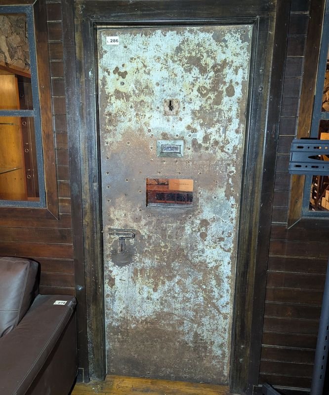 Lote siguiente: Puerta antigua de la cárcel de Punta Carretas