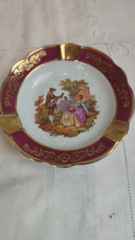 Cenicero Limoge con pintura de dos figuras - imagen 1