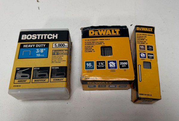 Lote de Clavos y Grampas Bostitch y Dewalt - imagen 1