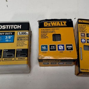Lote de Clavos y Grampas Bostitch y Dewalt - imagen 1