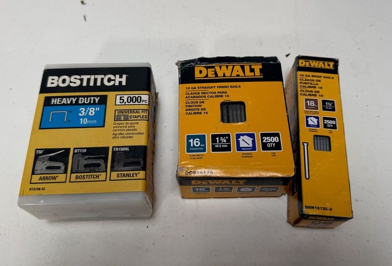Lote de Clavos y Grampas Bostitch y Dewalt