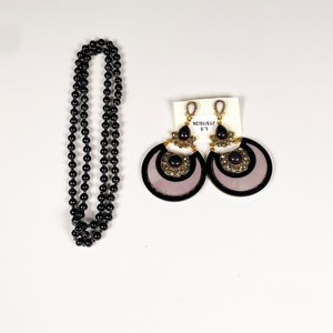Collar de Cuentas Negras y Par de Aretes Colgantes - imagen 2