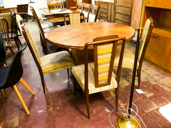 Mesa de Comedor Redonda con 4 Sillas y Lámpara de Pie Dorada - imagen 1