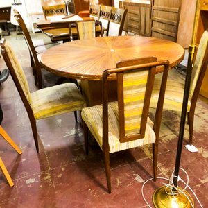 Mesa de Comedor Redonda con 4 Sillas y Lámpara de Pie Dorada - imagen 1