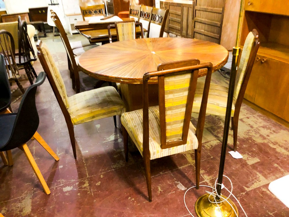 Mesa de Comedor Redonda con 4 Sillas y Lámpara de Pie Dorada