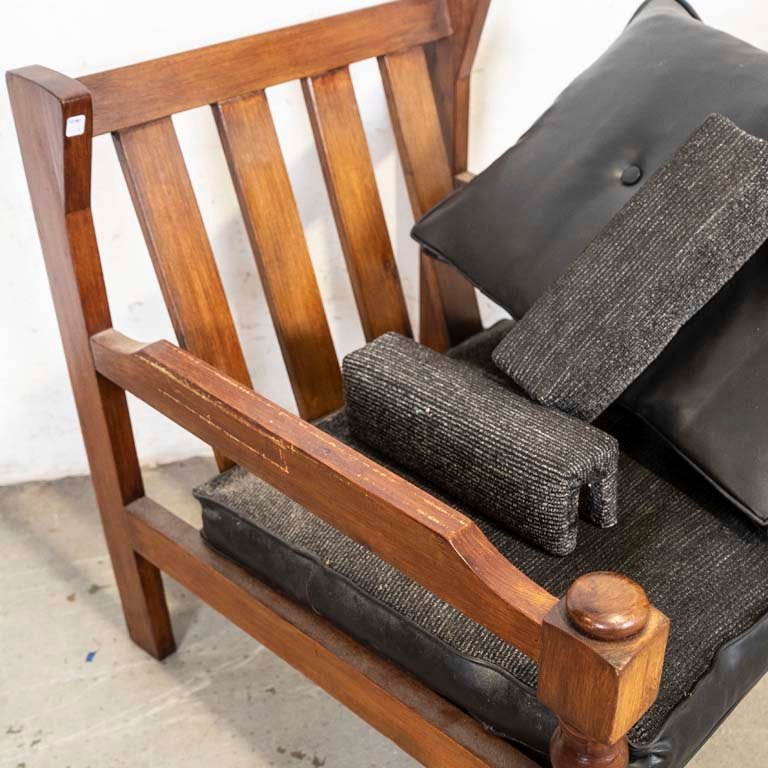 Sillón de madera con detalles en el lustre y en los tapizados - imagen 3