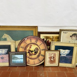 Lote de 8 Láminas Enmarcadas con Reloj de Pared y Cuadros Variados - imagen 1
