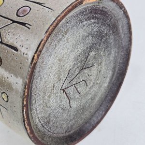 Florero de Cerámica Firmado con Diseño Geométrico y Puntos de Colores - imagen 6