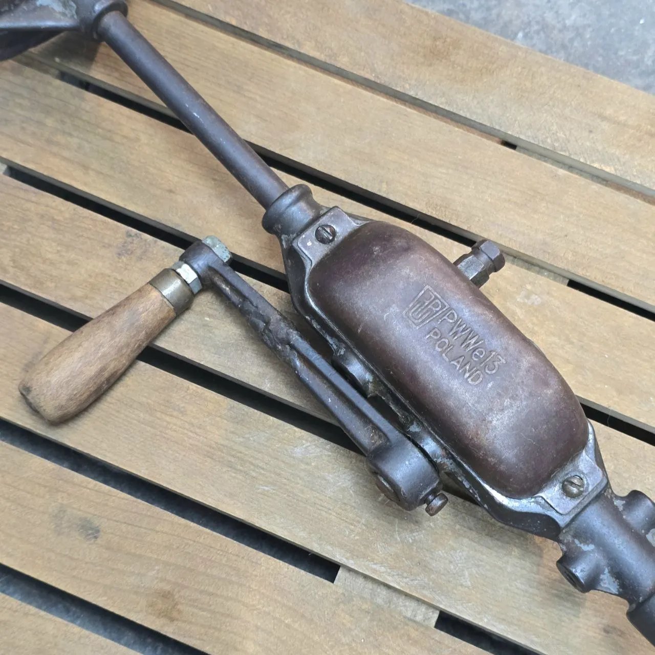 Drill de mano vintage con cuerpo metálico y mango de madera - imagen 2