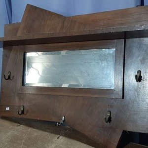Lote siguiente: Perchero de Madera con Repisa y Espejo Biselado