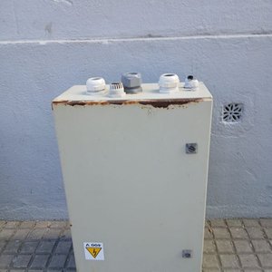 Gabinete Eléctrico Metálico con Señal de Advertencia - imagen 2
