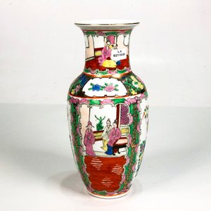 Lote siguiente: Florero de Porcelana Oriental con Escenas Tradicionales - 27 cm