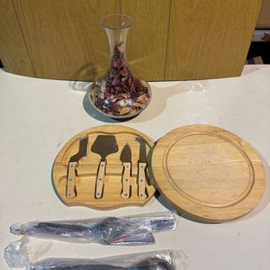 Decantador de Vidrio con Tabla de Quesos y Cubiertos Bugatti - imagen 3