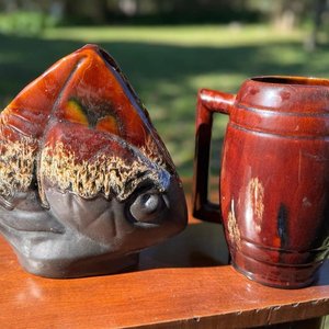 Lote anterior: dos piezas decorativas en ceramica esmaltada (porta velas en forma de pez y jarra con forma de barril de roble)