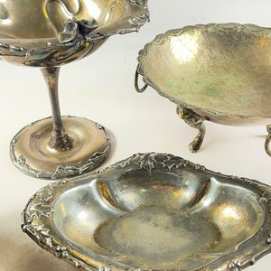Lote de 6 piezas de metal plateado: centro de mesa, salsera, colador de té y más - imagen 4