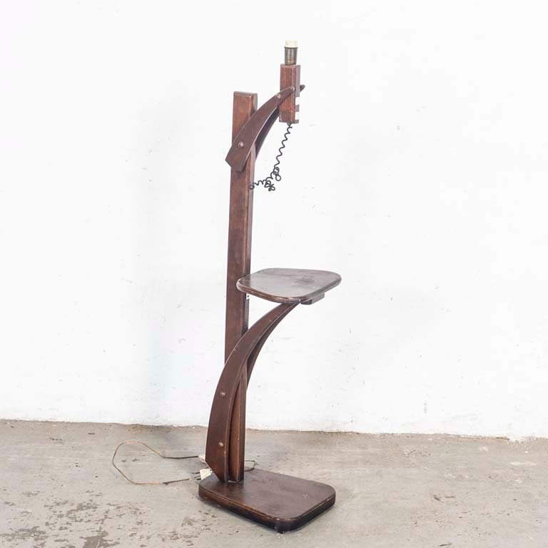 Lote siguiente: Lámpara de pie en madera con estante y detalles en el lustre