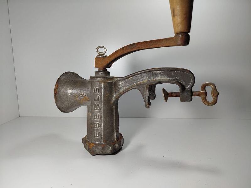Antigua picadora de carne en hierro marca HEBERLE con manivela y cabo de madera - imagen 2