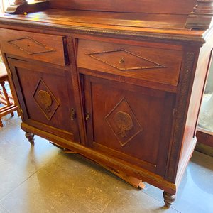 Mueble de madera antiguo con espejo y detalles tallados - imagen 3