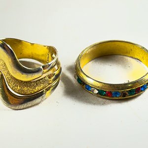 Dos Anillos Dorados con Circones de Colores - imagen 4