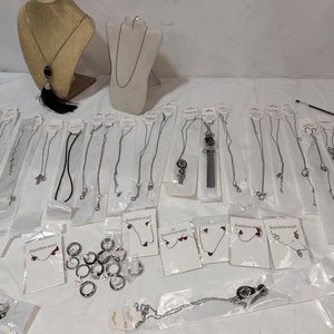Lote de 50 Piezas de Joyería Surtida en Acero Quirúrgico: Collares, Anillos y Aretes - imagen 2
