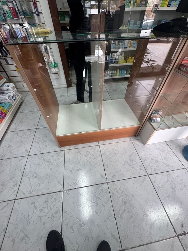 Vitrinas Horizontales de Vidrio y MDF para Almacenamiento y Decoración - imagen 1