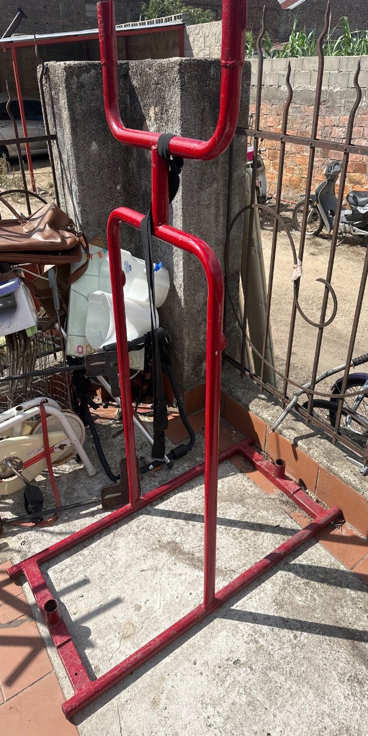 Lote siguiente: Soporte de Equipo en Buena Condición