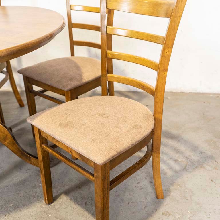 Mesa de comedor circular y cuatro sillas con asientos tapizados - imagen 2