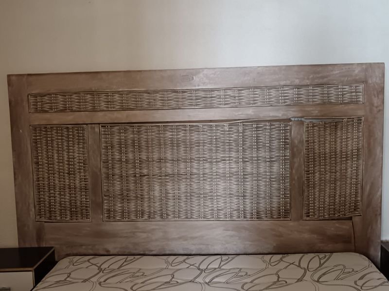 Respaldo de cama de mimbre con detalles similares a mimbre