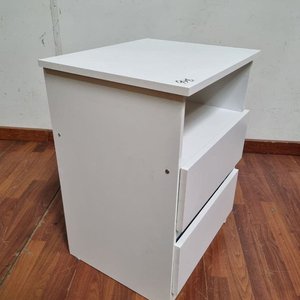 L 978 - Moderna mesa de luz con estante abierto y dos cajones inferiores en color blanco (Medidas 46x39x62cm) - imagen 3