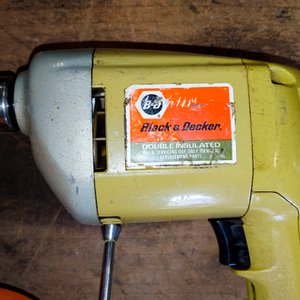 Taladro Black & Decker y Morsa Naranja - imagen 5