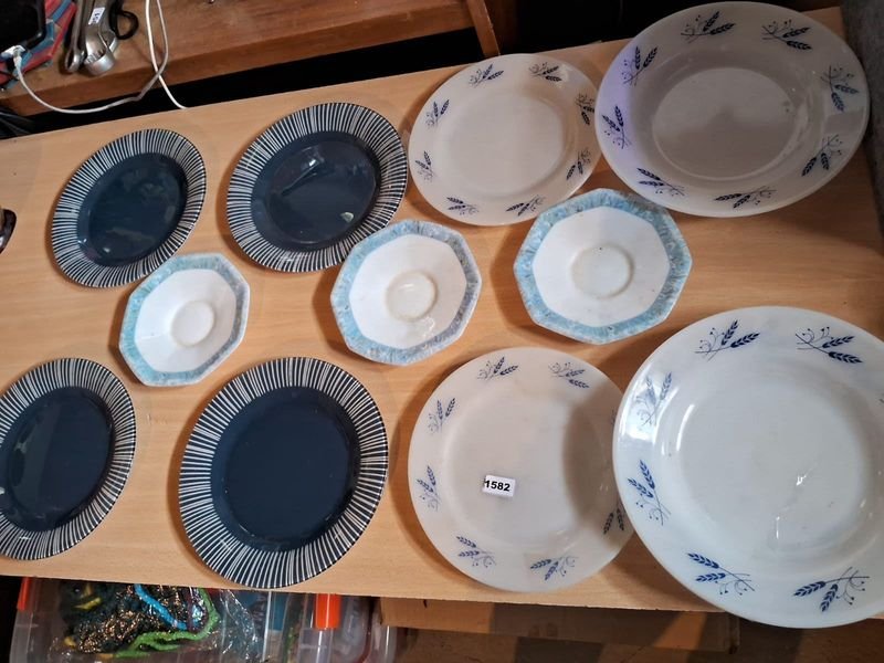 Lote siguiente: Lote de platos cerámicos con diseños florales y tamaños variados