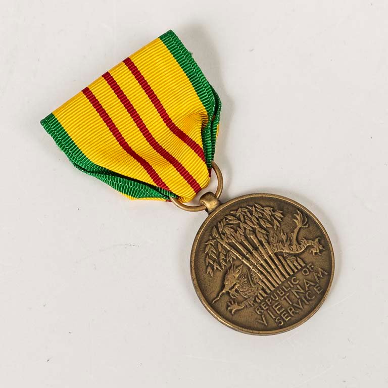 Lote siguiente: Medalla de bronce con cinta otorga por el servicio en la Guerra de Vietnam