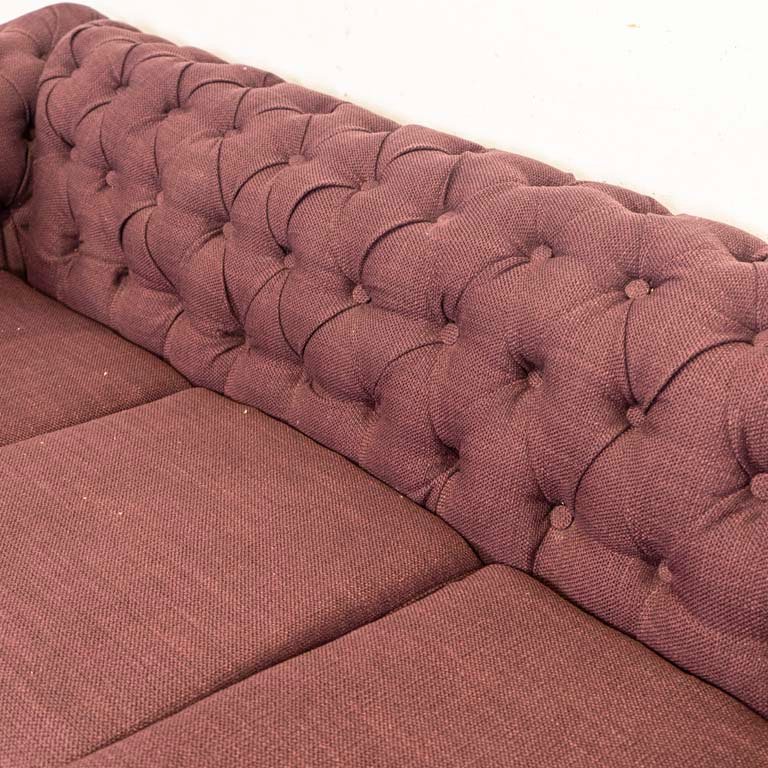 Sofá de tres cuerpos tapizado en tela color borra de vino, capitoneado con almohadones en los asientos. Nuevo. - imagen 3