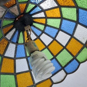 L 401 - 2 Piezas - Par de artefactos de iluminacion estilo Tiffany, una lampara colgante y un aplique, con coloridos vitrales en diseño geometrico (Con signos de uso) - imagen 4