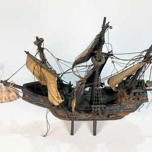 Maqueta de Carabela Antigua de Tres Mástiles en Madera - imagen 3