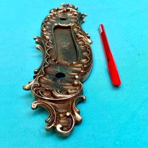 Antigua placa de manoton de puerta en bronce de muy buena calidad de fundición francesa. Tiene buzonera. Largo 30 cm x 8 cm. - imagen 4