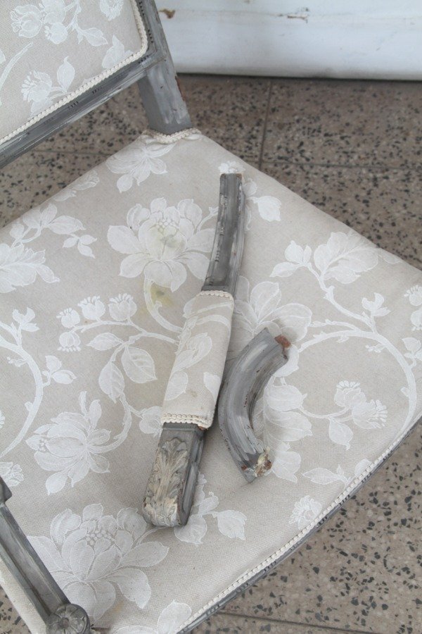 Sillas Luis XVI con tapizado floral, patinadas y con posa brazos - imagen 8