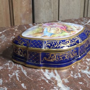Cofre Oval de Porcelana Sèvres Azul Cobalto con Escena Romántica y Detalles en Oro - imagen 2