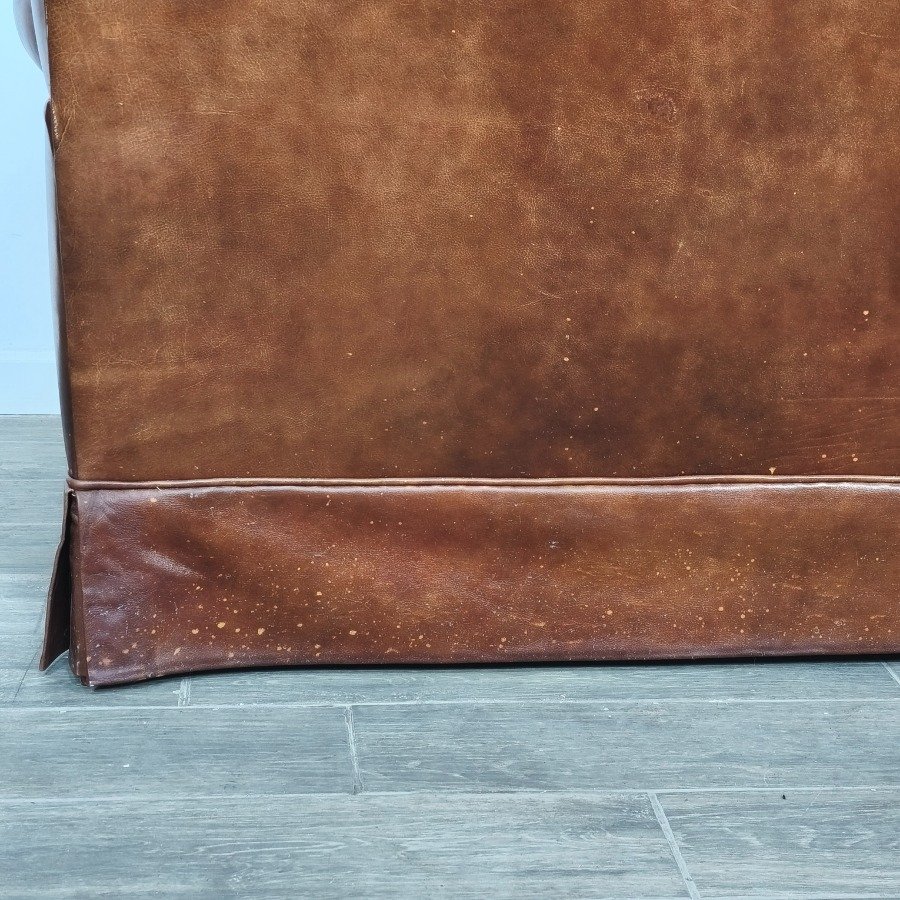Sillón de cuero natural con respaldo capitoneado y almohadones desgastados - imagen 14