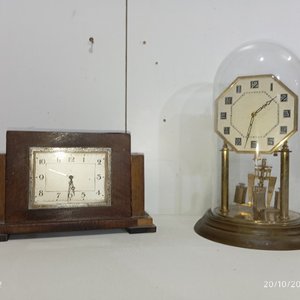 Dos Relojes Antiguos de Mesa: Madera y Cúpula de Vidrio - imagen 2
