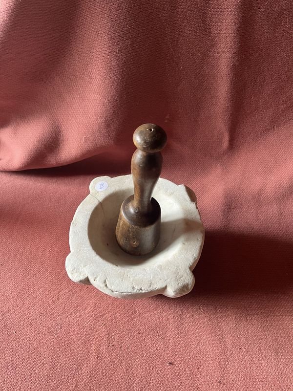 Antiguo mortero de marmol con mano de madera - imagen 2
