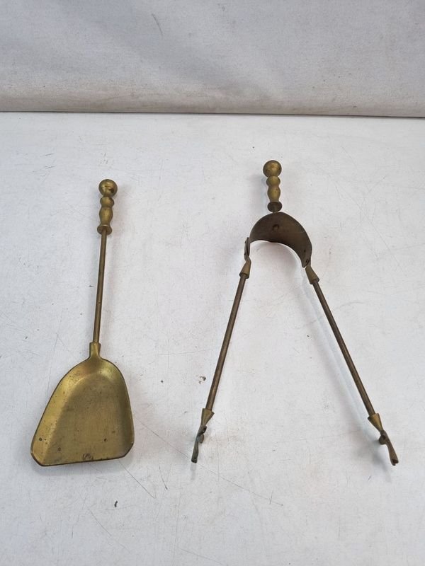 Set Antiguo de 2 Piezas para Chimenea: Pala y Pinza de Metal