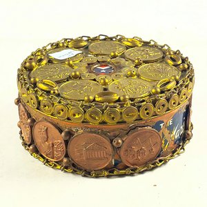 Lote de Dijes Variados y Caja Decorativa Metálica - imagen 2