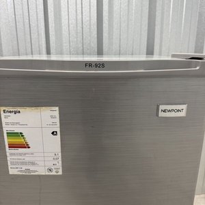 Heladera Minibar Newpoint FR-92S Plateada con Cerradura - imagen 5